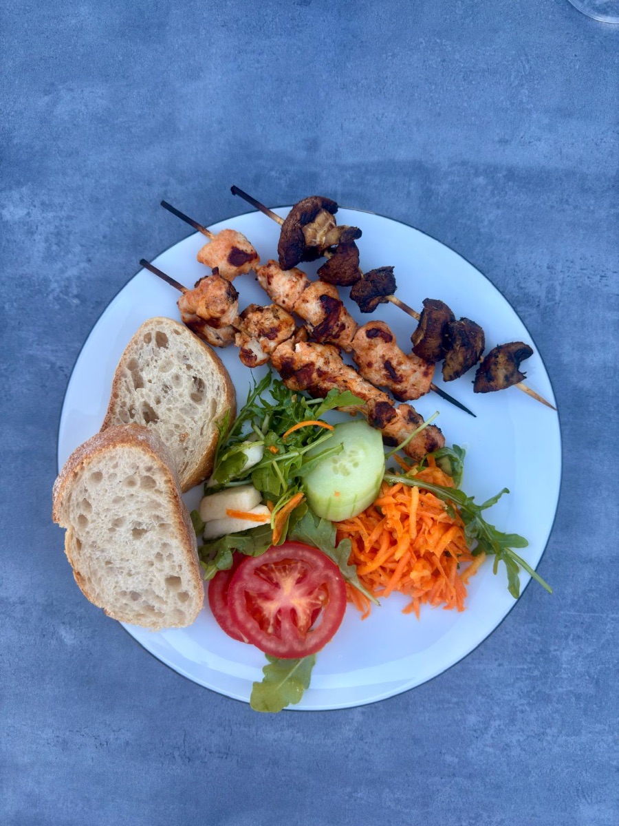 Marinierte Hähnchenspieße auf Rucolasalat mit Champingons 🥗