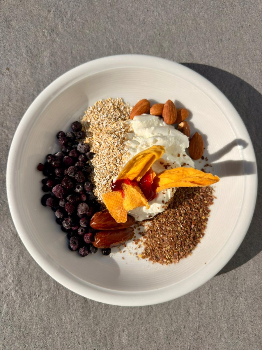 Fruchtige Frühstücks-bowl mit Beeren, Joghurt & knusprigen Toppings 🫐